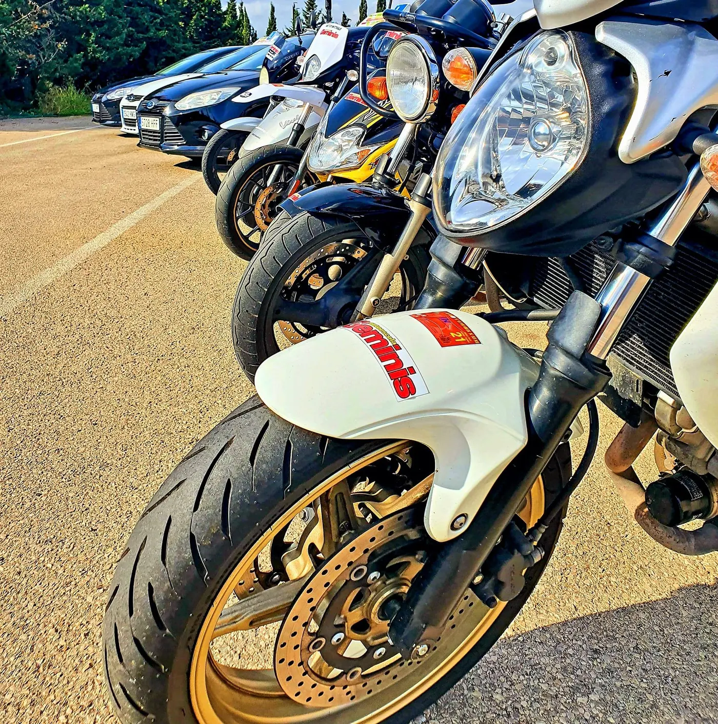 Motos y coches con la marca Géminis, en una imagen publicada por la autoescuela